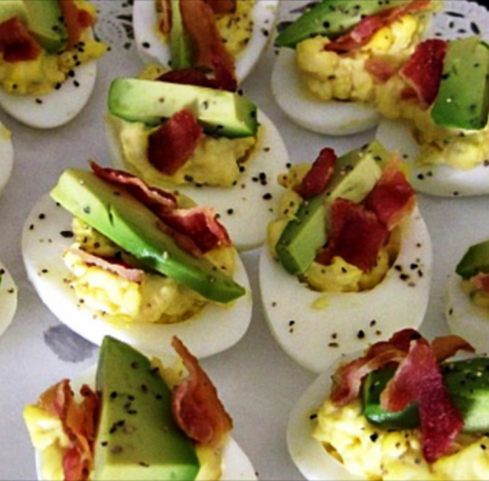 Gevulde avocado eieren